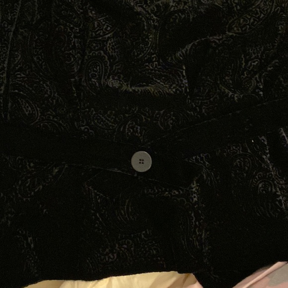 Gorgeous Black Velvet Blazer With Paisley Design. Size 14W - Picture 4 of 4